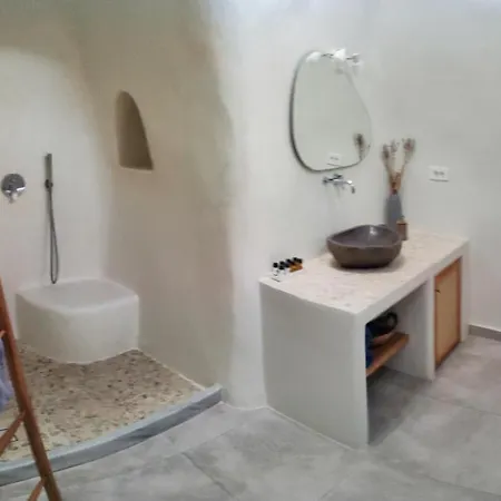 Volcan Secret Cave Karterados (Santorini)